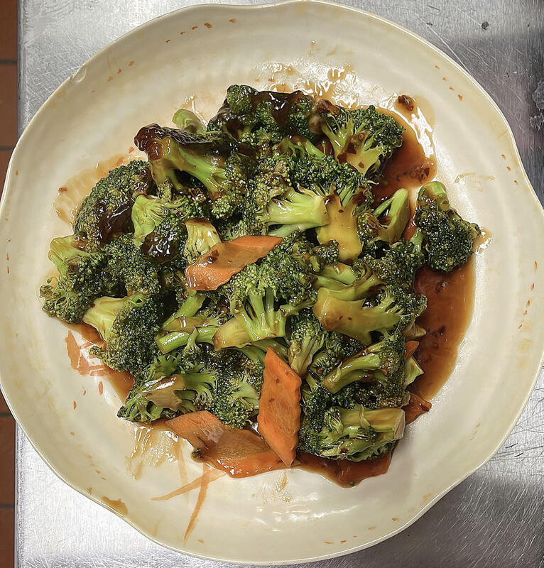V2. Broccoli w. Garlic Sauce (Spicy)